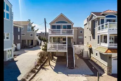 Image de L'un des Beach House avec vue sur l'océan au cœur de Surf City!