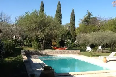Image de Maison de charme sur terrain arboré avec piscine