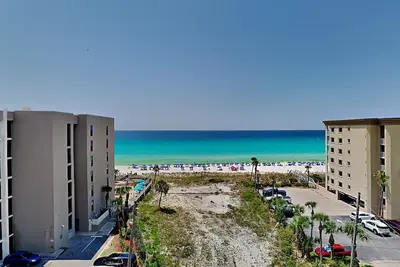 Image de Beach Condo avec balcon privé donnant sur la plage! Piscine en bord de mer et courts de tennis sur place