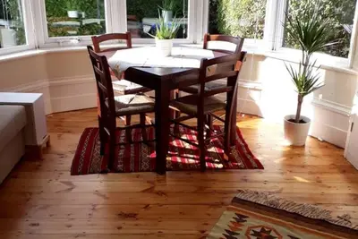 Image de Appartement de jardin spacieux et lumineux dans une propriété d'époque à Bowes Park