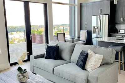 Image de Suite de luxe 2 chambres au sommet de la montagne avec vue imprenable sur Victoria et au-delà!