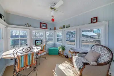 Image de Nouveau! Augusta Home confortable avec porche-promenade Ă Katy Trail