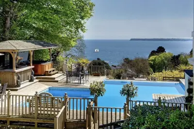 Image de Villa en bord de mer pour 23 personnes avec piscine à débordement, bain à remous et bar extérieur