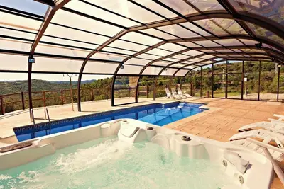 Image de Spa&Piscine climatisée, terrain sport Padel, 12-18 pers. , wifi, air conditionné