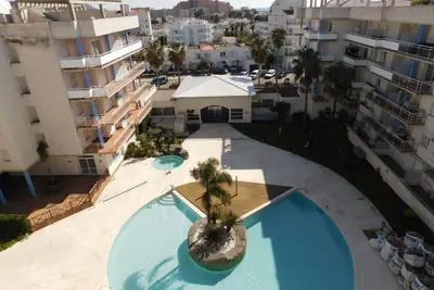 Image de Appartement duplex avec terrasse, piscine communautaire et parking, Roses