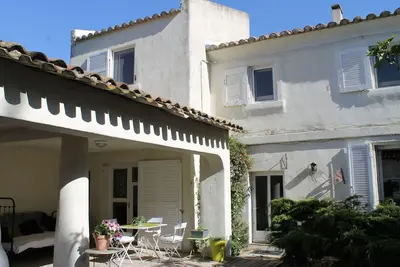 Image de Gîte avec accès piscine et parc arboré, proche centre ancien