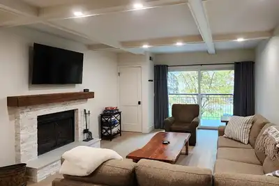 Image de Condo 1br / 1ba - rue Main/ Ascenseur de ville / Piscine / Spas + Confort / Service / Valeur!