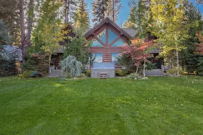 Image de Véritable maison en bois rond au bord du lac avec bain à remous privé, quai et planchers chauffants!