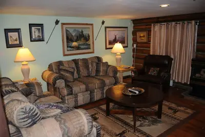 Image de Maison de deux chambres, pour huit personnes à seulement un kilomètre de l'entrée principale de Yellowstone