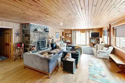 Image de Maison familiale avec lac privé, canoës et salle de jeux!