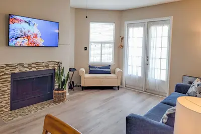 Image de Nouvelle Liste! Condo rénové w / piscine partagée / bain à remous / sauna - 2 blocs de la plage!
