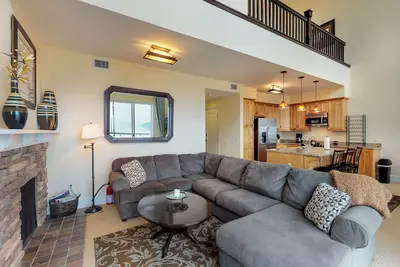 Image de Penthouse au bord du lac avec vue sur le lac et quai / piscine / bain à remous partagé!