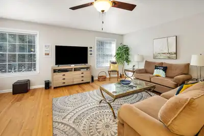 Moins d'un mille à la plage! Piscine communautaire.