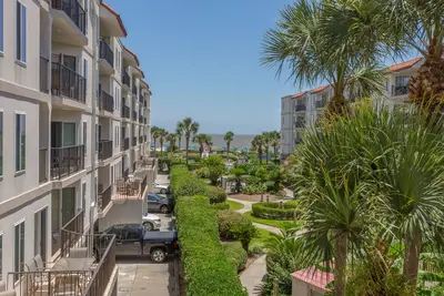 Complexe de copropriété en bord de mer, accès à la plage, piscine