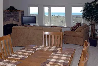 Image de Paradise Point, à quelques pas de l'océan est cette maison en bord de mer