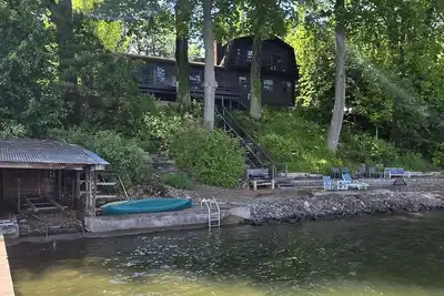 Image de Superbe grande maison au bord de l'eau sur la baie de Sodus avec plage privée, quai et belle-famille