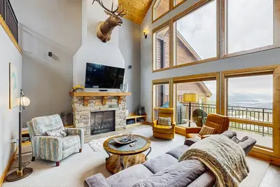 Image de Schweitzer Mountain Maison de ville skis aux pieds avec bain à remous privé et vue sur le lac!