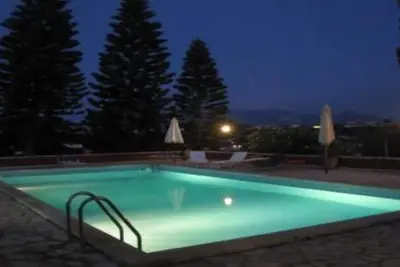 Image de \"Villa Cesco\" Dependance \/ piscine \/ mer \/ golfe de Castellammare \/ bosquet d'agrumes \/ barbecue