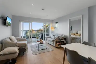 Image de Appartement côtier de luxe avec des vues spectaculaires, parking et piscine chauffée