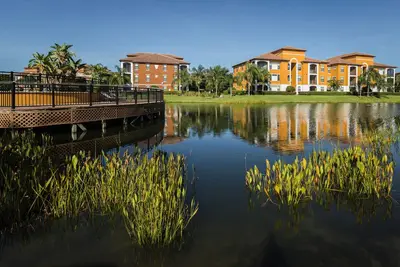 Image de Magnifique condo Lakeview rénové de 2 chambres à coucher à Serenata Sarasota