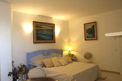 Image de Élégant studio avec vue imprenable sur la mer depuis la terrasse