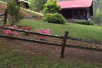 Image de Log Cabin Location Inn --Vacation sur la superficie et de l'eau Ă la truite Ă l'avant