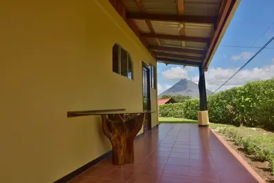 Image de Maison avec vue sur le volcan. À distance de marche du supermarché et des restaurants.