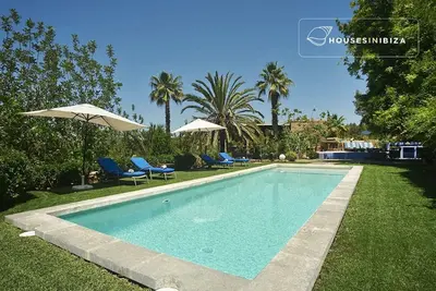 Image de Maison avec 5 chambres 4 salles de bains excellent emplacement. Piscine calme près de Ibiza