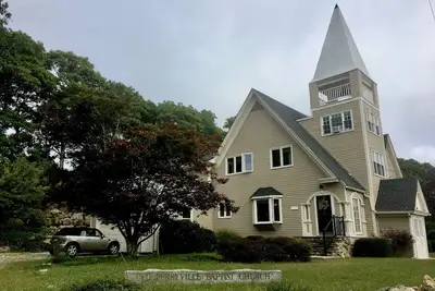 Image de Une église de campagne transformée en maison au bord de la plage