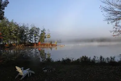 Image de Une cabine confortable Ă seulement 20 pieds de la rive de Toddy Pond