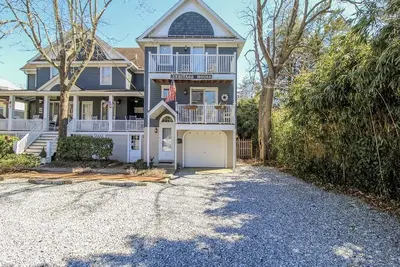 Image de 4 Bed / 2 Bath Townhouse Centre-ville de Cape May à proximité des plages, des restaurants et des magasins