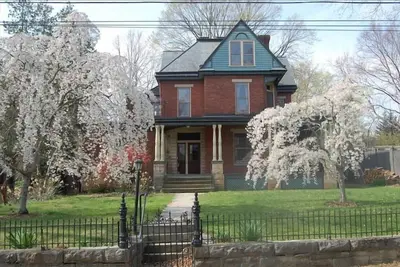 Image de Maison historique avec des jardins à proximité des universités et Downtown