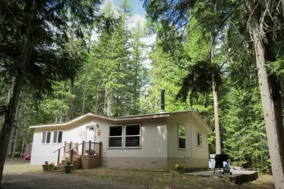 Image de Situé dans une zone boisée privée avec un charmant sentier au bord du ruisseau à explorer.