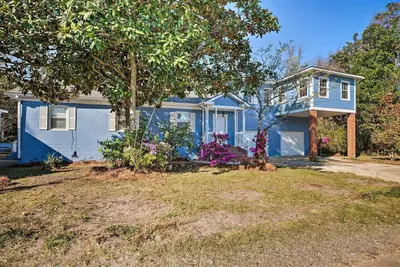 Image de Nouveau! Mise à jour Mt Pleasant Home w / Yard-5 Mi à la plage