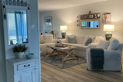 Image de Cottage sur le 17e fairway, w / voiturette de golf et à 3 minutes de la plage de sable blanc!