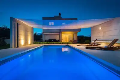 Image de Sur son propre grand terrain (1, 100 m²), la villa a sa propre grande piscine (30 m²), située à la campagne entre des collines verdoyantes calmes et idylliques. Ici, vous pourrez vous détendre et profiter de la nature.