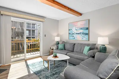Image de Grand 3 Br Town Home qui est situé au centre et à seulement 1/2 pâté de maisons de la plage!