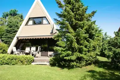 Image de grande terrasse ensoleillée avec auvent et Wi-Fi gratuit - tente au toit
