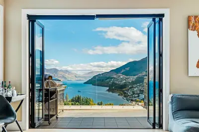 Idyllic Mountain and Lake Outlook | Minutes du centre-ville | Luxe moderne