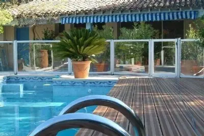 Image de Beau Mas provençal grand jardin 2000 M2 boisé avec piscine proche mer et l'île