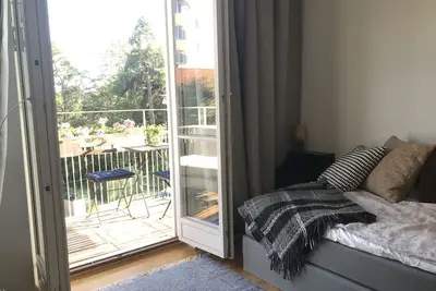 Image de Bord de l'eau avec beau balcon ensoleillé 1 chambre et grande cuisine
