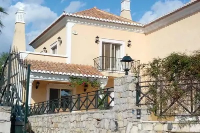 Superbe villa de trois chambres avec piscine privée située dans un endroit calme