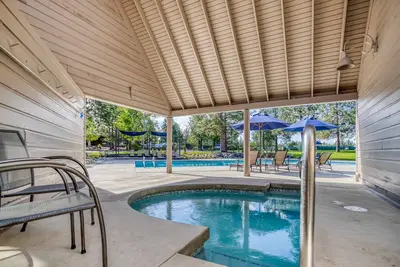 Image de Condo privé de deux chambres avec vue sur la rivière à Bend avec foyer au gaz et accès au centre de remise en forme.