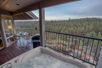 Image de Condo privé de deux chambres avec vue sur la rivière à Bend avec foyer au gaz et accès au centre de remise en forme.