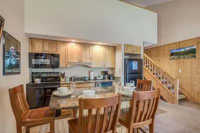 Image de Condo privé d'une chambre à coucher à Bend w / Loft et foyer au gaz