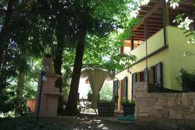 Image de Appartement très bien meublé avec terrasse, très calme. F.