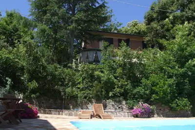 Image de Bel appartement avec terrasse au rez-de-chaussée d'une petite villa. E.