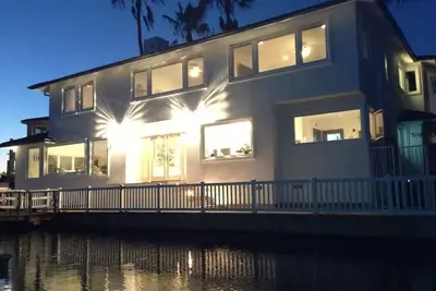 Image de Waterfront 4 Br / 4 Luxe Ba Accueil-vélos-w / da / C- barcecue confidentialité- Garage- Wifi