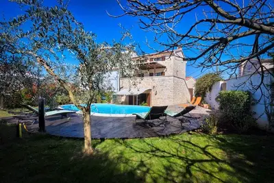 Image de Jolie maison de vacances de style istrien avec piscine, vue mer, près de Rovinj