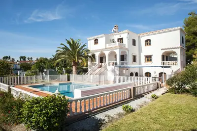 Spacieuse villa familiale isolée - près de Nerja. Vue sur la mer et la montagne. Grande piscine